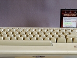 Der legendäre Commodore 64 ist eigentlich kein Lerncomputer, aber ich übe an ihm das Programmieren mit Basic, Assembler und Maschinensprache und benutze ihn zum Steuern kleiner elektronischer Experimente. Prozessor: 6510. Hier das Modell C64c.