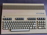 Der legendäre Commodore 64 ist eigentlich kein Lerncomputer, aber ich übe an ihm das Programmieren mit Basic, Assembler und Maschinensprache und benutze ihn zum Steuern kleiner elektronischer Experimente. Prozessor: 6510. Hier das Modell C128.