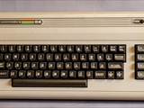 Der legendäre Commodore 64 ist eigentlich kein Lerncomputer, aber ich übe an ihm das Programmieren mit Basic, Assembler und Maschinensprache und benutze ihn zum Steuern kleiner elektronischer Experimente. Prozessor: 6510. Hier das Modell C64-Brotkasten.