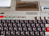 Der Epson HX-20 wurde 1982 von Seiko Epson (damals noch unter dem Namen Shinshu Seiki Co., Ltd.) auf den Markt gebracht. Die ursprüngliche Konzeption des Geräts stammt von Yukio Yokozawa. Prozessor: Hitachi 6301 ist eine CMOS-Version des Motorola 6801.