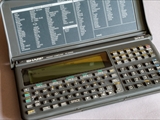 Der Sharp PC-E500S wurde1995 von der Sharp Corporation eingeführt. Der Prozessor ist ein SC62015.