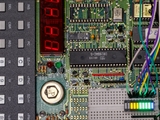 Zum Schluss, mein absoluter Lieblingslerncomputer: Der MPF-1 (Micro-Professor 1) ist ein Einplatinen-Computer auf Basis der Z80-CPU. Er wurde speziell für den Unterricht in Mikroprozessortechnik und für Assembler-Programmierung 1981 von der Multitech Industrial Corporation (heute: Acer Inc.) entwickelt.  Mit meinem Modell (MPF-1B) kann man zusätzlich in BASIC programmieren.