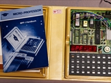 Zum Schluss, mein absoluter Lieblingslerncomputer: Der MPF-1 (Micro-Professor 1) ist ein Einplatinen-Computer auf Basis der Z80-CPU. Er wurde speziell für den Unterricht in Mikroprozessortechnik und für Assembler-Programmierung 1981 von der Multitech Industrial Corporation (heute: Acer Inc.) entwickelt.  Mit meinem Modell (MPF-1B) kann man zusätzlich in BASIC programmieren.