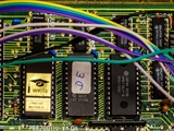 Zum Schluss, mein absoluter Lieblingslerncomputer: Der MPF-1 (Micro-Professor 1) ist ein Einplatinen-Computer auf Basis der Z80-CPU. Er wurde speziell für den Unterricht in Mikroprozessortechnik und für Assembler-Programmierung 1981 von der Multitech Industrial Corporation (heute: Acer Inc.) entwickelt.  Mit meinem Modell (MPF-1B) kann man zusätzlich in BASIC programmieren.