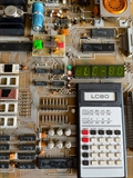 Der LC-80 ist ein 8-Bit-Lerncomputer aus der DDR, der ab etwa 1980 zur Vermittlung von Mikrocomputer-Grundlagen entwickelt wurde. Er verfügt über eine 6-stellige LED-Anzeige, eine hexadezimale Tastatur und basiert auf dem U880-Prozessor. Beim Einschalten ertönt als akustisches Erkennungszeichen eine kurze Titelmusik über den eingebauten Piezo-Summer.