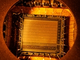 Ein EPROM (Erasable Programmable Read-Only Memory) ist ein nichtflüchtiger Speicherbaustein, der ab den 1970er Jahren in Computern eingesetzt wurde. Das gespeicherte Programm kann durch ultraviolettes Licht (Wellenlänge ca. 253,7 nm) wieder gelöscht werden. Deshalb besitzt der EPROM-Chip ein lichtdurchlässiges Quarzfenster, durch das ich hier fotografiert habe. Nach mehrminütiger UV-Bestrahlung ist der Speicher vollständig gelöscht und kann neu programmiert werden. Heute wird diese Technik nicht mehr benutzt. 