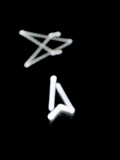 Die Vectrex wurde 1982 von Milton Bradley (MB) als erste und die einzige Heimkonsole mit eigenem, integriertem Vektorgrafik-Bildschirm eingeführt. Das System zeigt monochrome Vektorgrafiken auf einem 9-Zoll-Bildschirm und verwendet austauschbare Module sowie farbige Overlays (Folien), um den Spielen unterschiedliche visuelle Effekte zu verleihen.  Es erzeugt traumhaft schöne Bildschirmzeichnungen! In den kommenden Wochen will ich die Programmierung verstehen lernen und selbst ein bisschen coden.