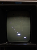 Die Vectrex wurde 1982 von Milton Bradley (MB) als erste und die einzige Heimkonsole mit eigenem, integriertem Vektorgrafik-Bildschirm eingeführt. Das System zeigt monochrome Vektorgrafiken auf einem 9-Zoll-Bildschirm und verwendet austauschbare Module sowie farbige Overlays (Folien), um den Spielen unterschiedliche visuelle Effekte zu verleihen.  Es erzeugt traumhaft schöne Bildschirmzeichnungen! In den kommenden Wochen will ich die Programmierung verstehen lernen und selbst ein bisschen coden.